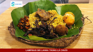 Phần lamprais với cơm vàng, thịt và món ăn kèm trên lá chuối