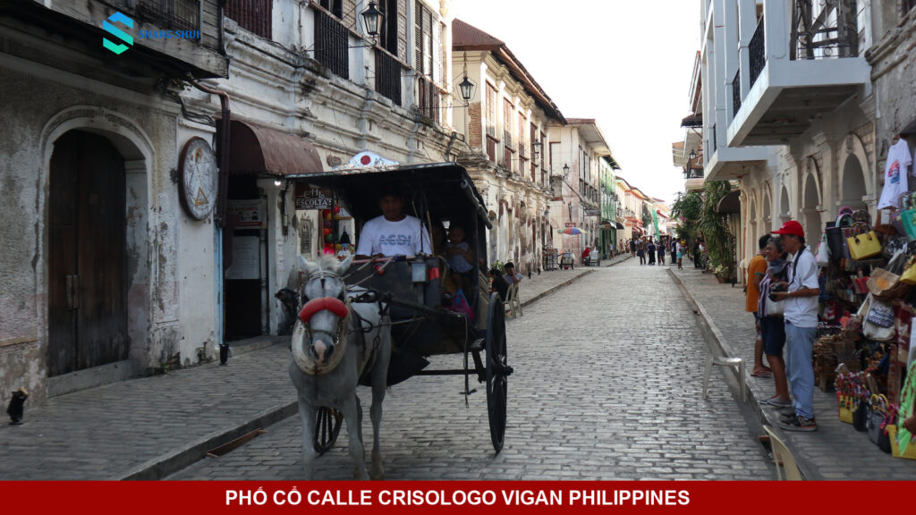 Con phố lát đá Calle Crisologo tại thị trấn cổ Vigan với xe ngựa kéo calesa.