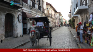 Con phố lát đá Calle Crisologo tại thị trấn cổ Vigan với xe ngựa kéo calesa.