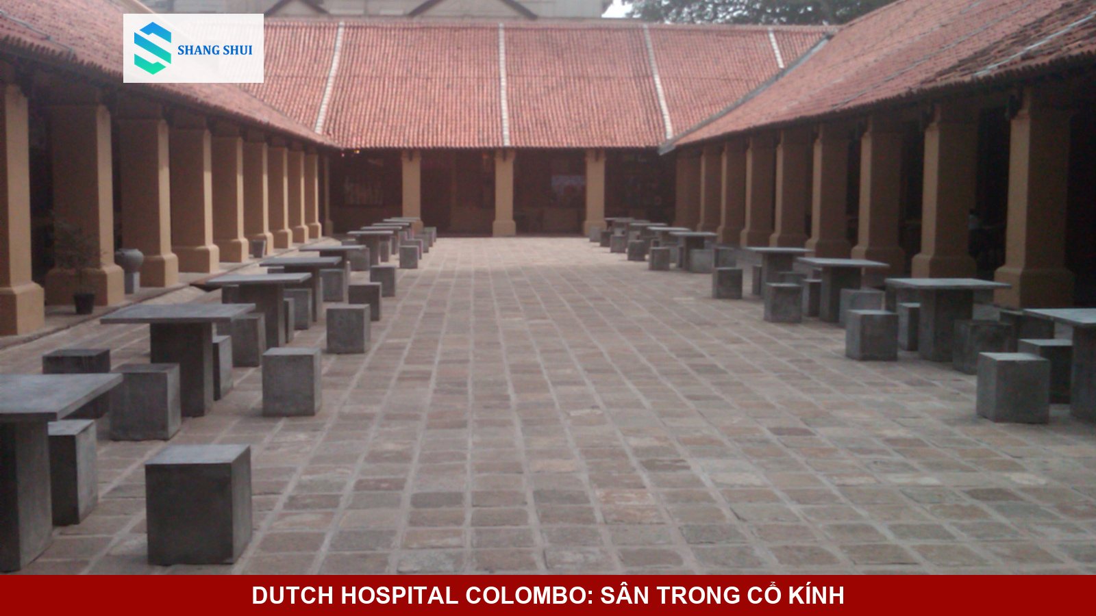 Khuôn viên sân trong lát đá cuội của khu Bệnh viện Hà Lan cổ tại Colombo.