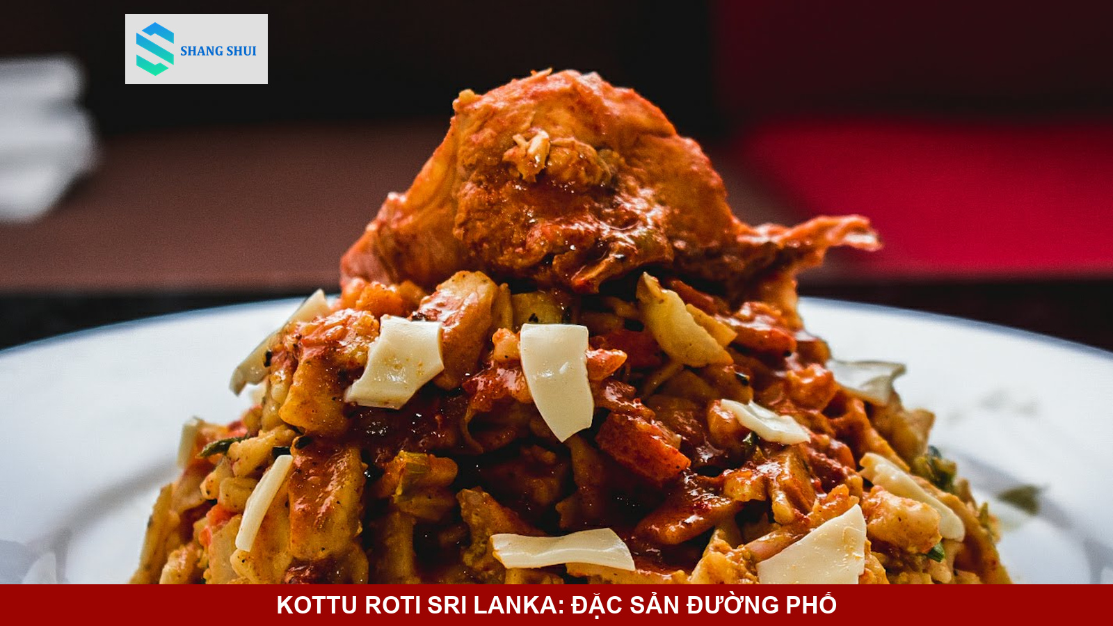 Đĩa kottu roti Sri Lanka nóng hổi xắt nhỏ với rau củ và thịt đậm đà.