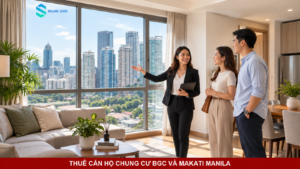 Người thuê xem căn hộ sáng sủa cùng người giới thiệu nhà với cảnh đô thị qua cửa sổ