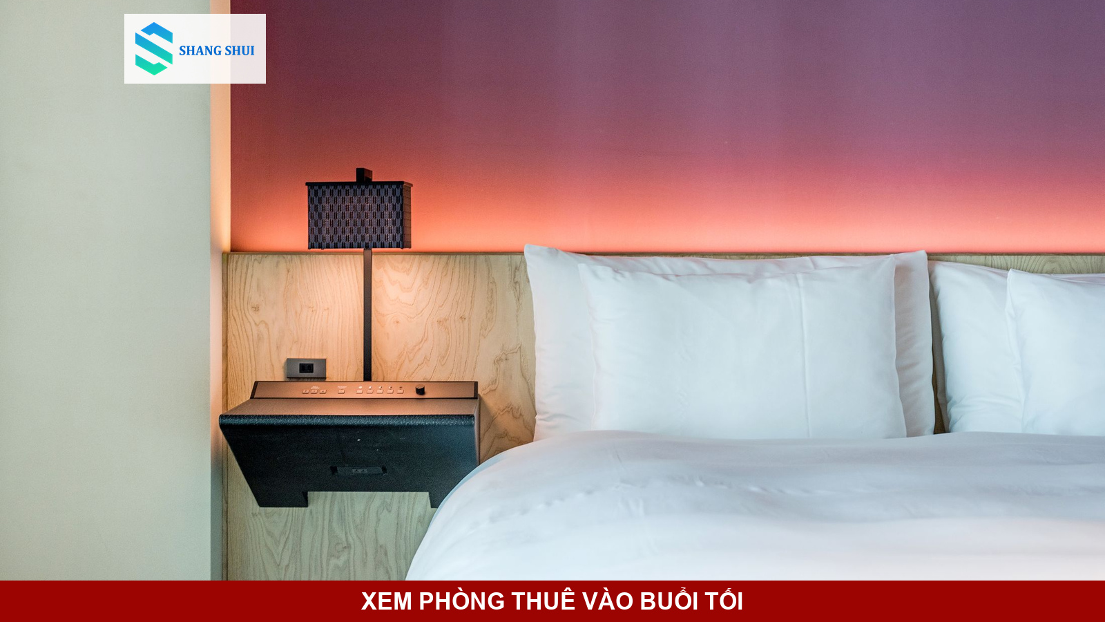 Căn phòng trọ với ánh đèn ấm áp và cửa sổ nhìn ra ban công ban đêm.