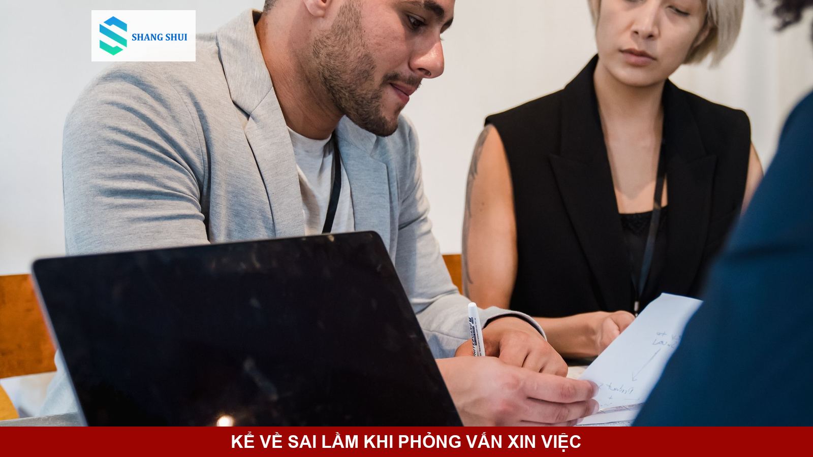 Ứng viên tự tin trao đổi với người phỏng vấn trong phòng họp văn phòng.