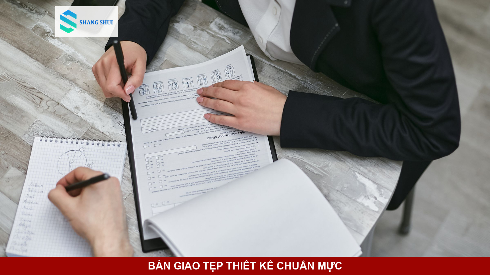 Nhà thiết kế căn chỉnh tệp đồ họa và chuẩn bị bàn giao cho đối tác.