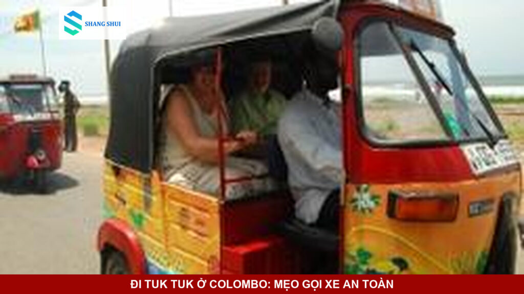 Chiếc xe ba bánh tuk-tuk rực rỡ sắc màu di chuyển trên đường phố Colombo.
