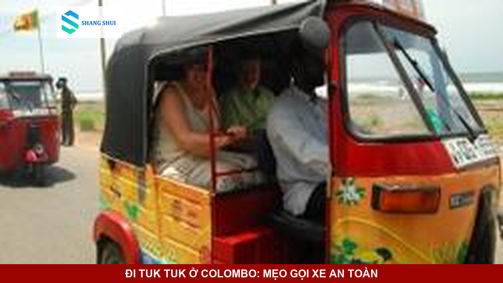 Chiếc xe ba bánh tuk-tuk rực rỡ sắc màu di chuyển trên đường phố Colombo.