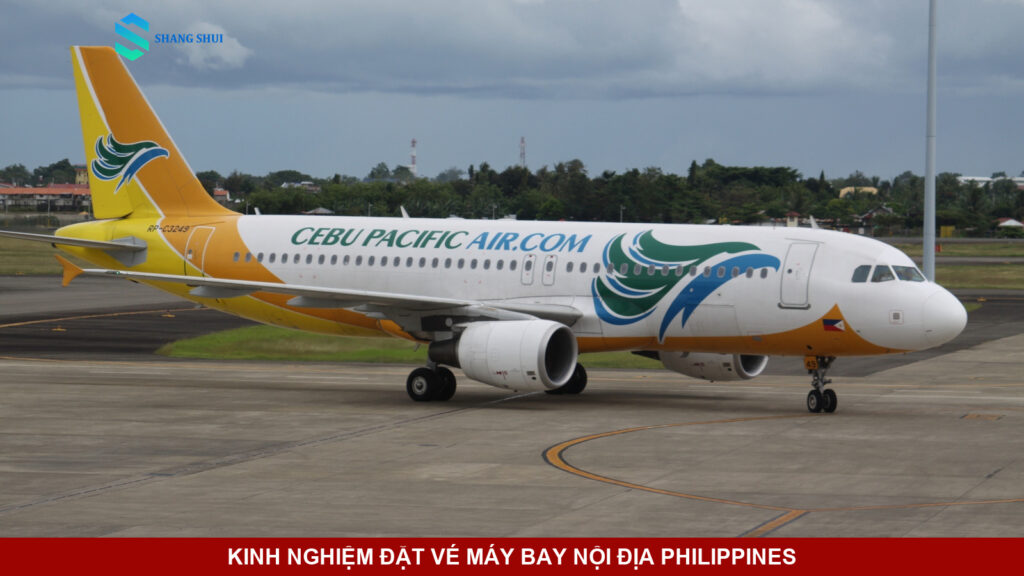 Máy bay Airbus A320 của hãng hàng không Cebu Pacific trên đường băng sân bay.