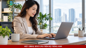 Nhân viên văn phòng làm việc trên máy tính để minh họa việc viết email báo cáo tiến độ tuần.